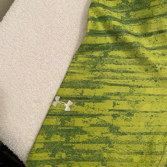 Under Armour Capri length tights.  Size Large. - Picture 4 of 4